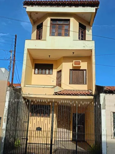 Exclusivo em Ponto Estratégico: Versatilidade Residencial e Comercial com Área Gourmet de 