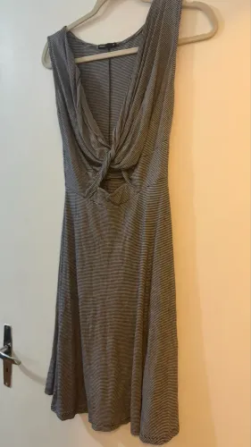 Vestido tamanho P, veste M.