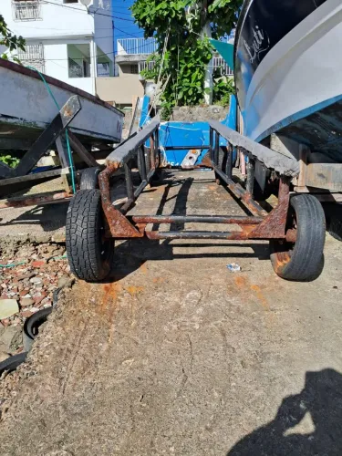 Carreta encalhe barco veleiro