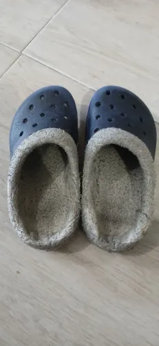 Crocs infantil com pelinhos 
