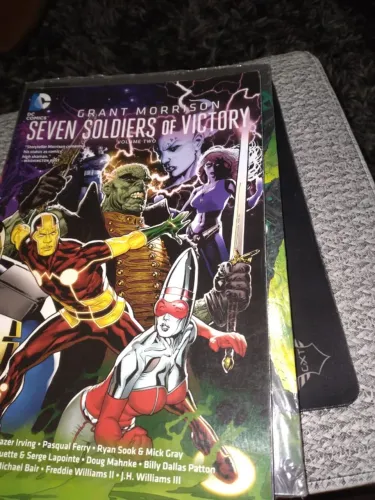 Hq seven Soldiers Of Victory Book Two Ingles 400p