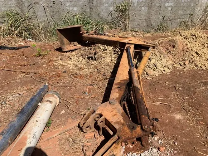 Braço hidráulico de retro