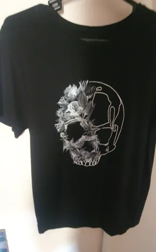 Camiseta Preta logo caveira estampada