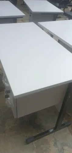 Mesas de escritório brancas