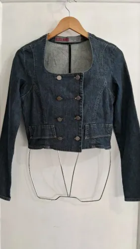Jaqueta Jeans cropped  Clock House Feminina Elegante