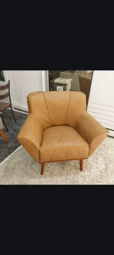 Cadeira estofada em couro marrom