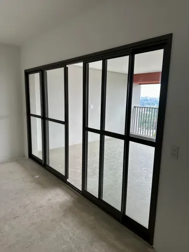 Porta 04 Folhas | Abertura Central - Cor Chumbo