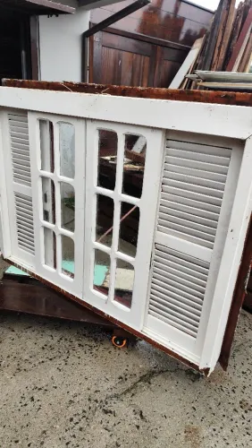 5 janelas em madeira demolição com vidro e marco 