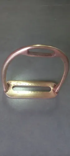 Estribo de metal antigo