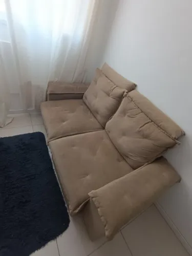 VENDO SOFÁ-CAMA RETRÁTIL 2 LUGARES - COR BEGE Descrição: - Sofá 2 lugares com mecanismo r