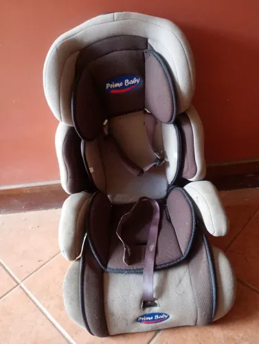 Cadeirinha de carro já usada.