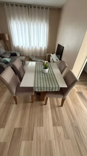 Mesa de Jantar Retangular com 4 cadeiras em MDF