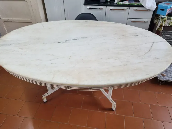 Mesa oval de mármore 