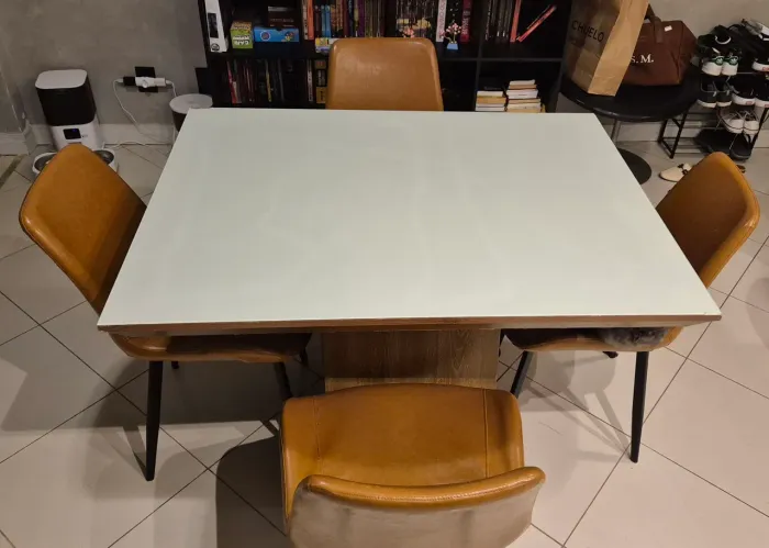 Mesa + 4 cadeiras estofadas