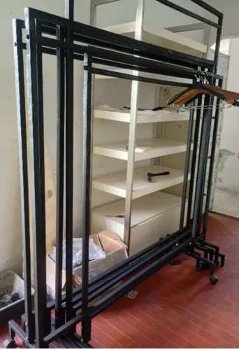 Araras para roupas e manequim