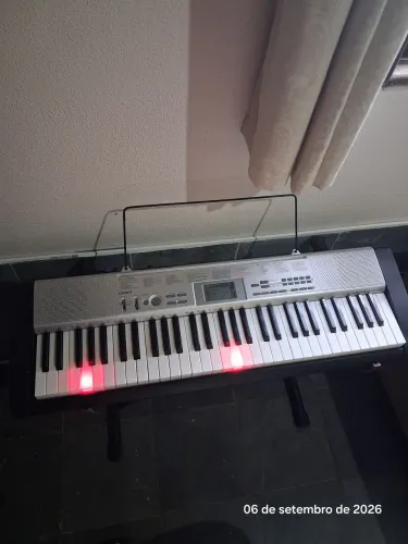 TECLADO CASIO LK130 COM SUPORTE