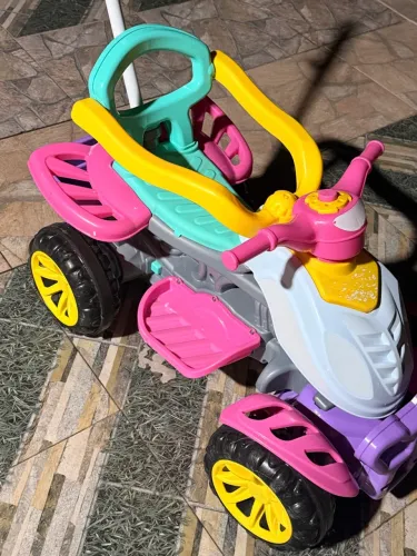 Carrinho de passeio quadriciclo