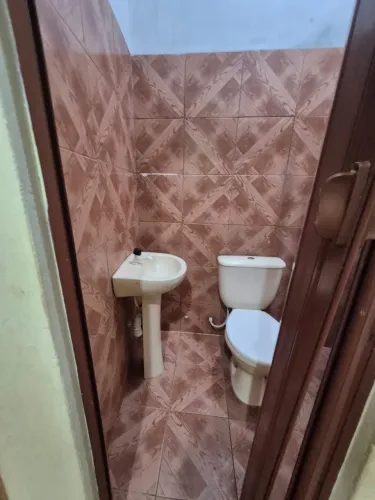 ALUGO KITNET COM ESPAÇO AMPLO COM BANHEIRO DENTRO.