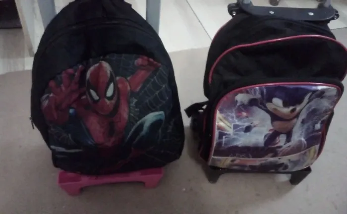 Par de Mochilas infantis com rodinhas 