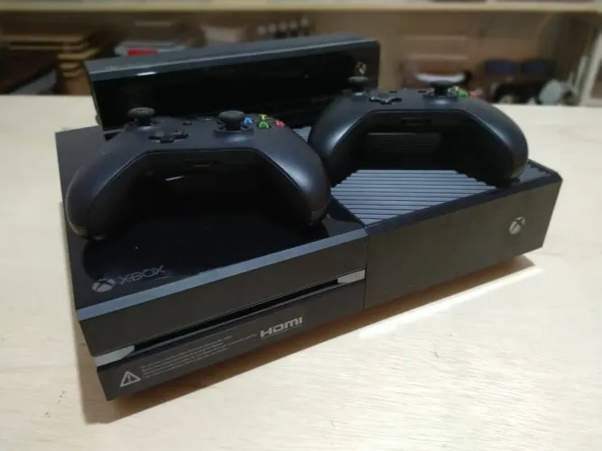 X Box One Fat- 2 controls + kinect