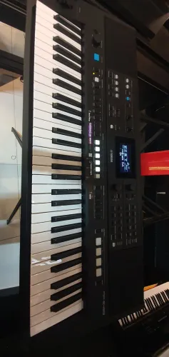 Yamaha PSR E483