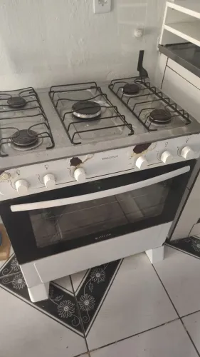 VENDE-SE ROUPEIRO, CAMA, FOGAO E ESPELHO