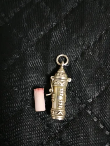 Pingente Perfumeiro com pergaminho