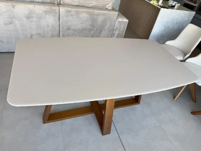 Mesa de Jantar 6 lugares com Tampo Laqueado Branco com Vidro e Base em Madeira 1,6 x 0,9m