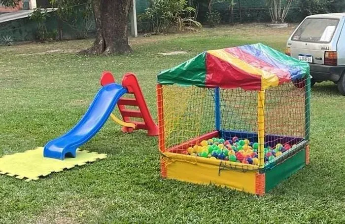 VENDE-SE CASA DE BOLINHAS E ESCORREGADOR