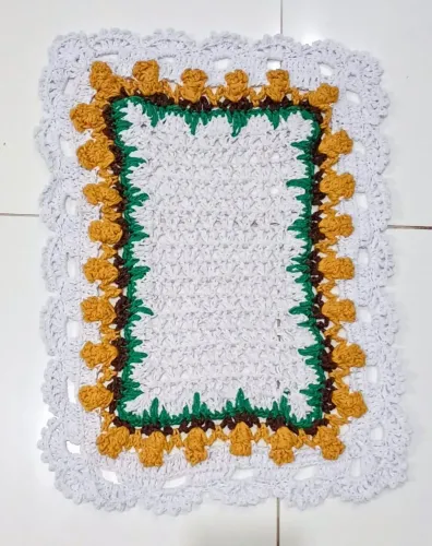 Guardanapo com beira de crochê
