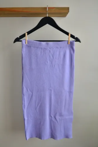 Saia stretch roxa midi elegante