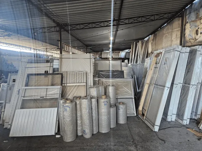 Show de ofertas direto da fábrica portas e janelas novas com peças aparti de R&120,00