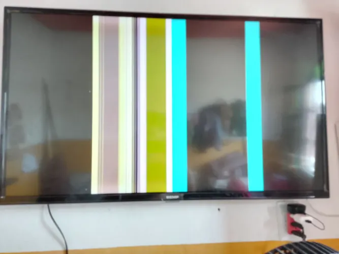 Vendo tv smart 43 polegadas, com avaria, a tela ficou assim como está na imagem