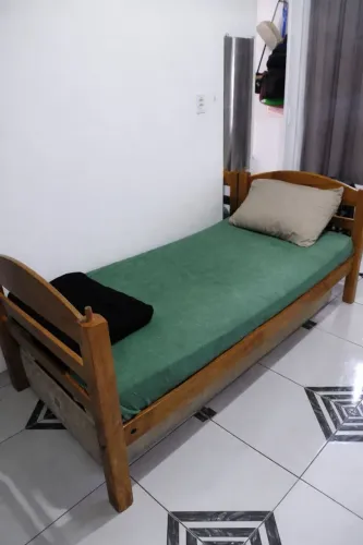 Vendo cama de madeira