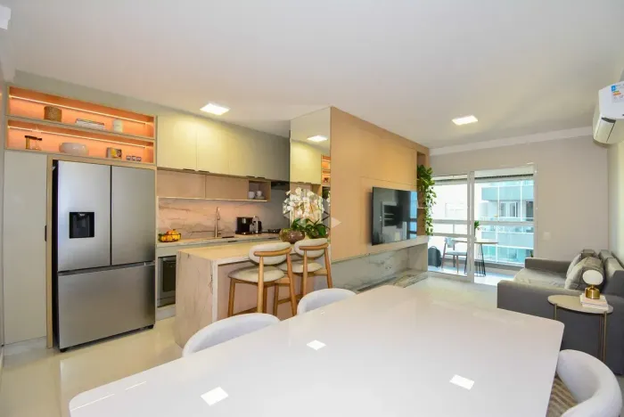 APARTAMENTO MOBILIADO COM 3 QUARTOS SENDO 1 SUÍTE 2 VAGAS DE GAREGM VISTA PARA O MAR E LA