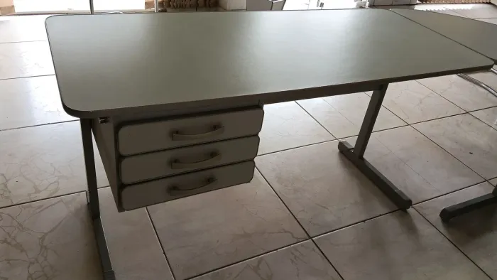 4 Mesa de escritório uma em L