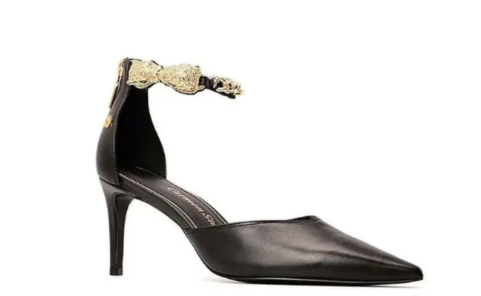 Scarpin em Couro com Salto Vírgula e Detalhes Dourados