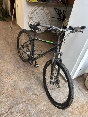 Bicicleta de trilha muito pouco usada com vários periféricos shimano e outras marcas