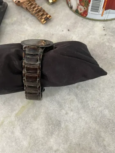 Relógio com bateria novinha, porém com pequenas avarias na pulseira.