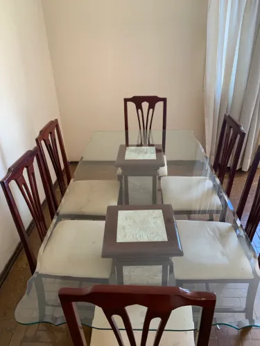 Mesa jantar com pés em madeira maciça e mármore. 