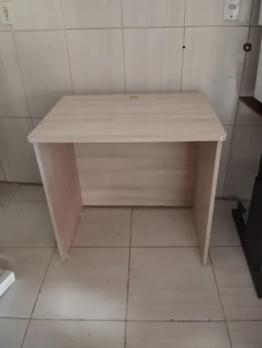 Mesa de escritorio medindo 0.80cm de largura