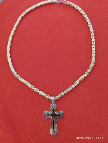 Cola misto ( prata e ouro) em aço cirrigico.nao enferruja. 60cm. Com pingente em cruz . 