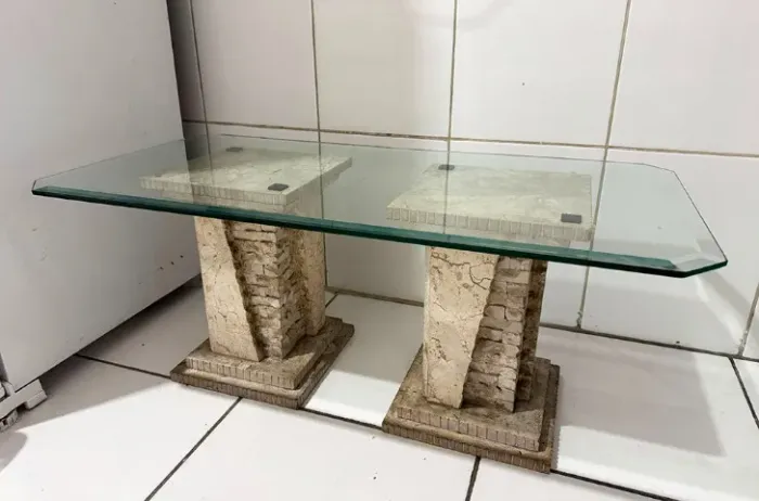 Mesa de jantar de vidro com base de pedra/marmore