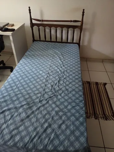 Cama de solteiro em madeira