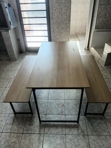 Mesa com dois bancos só $170. Entrego