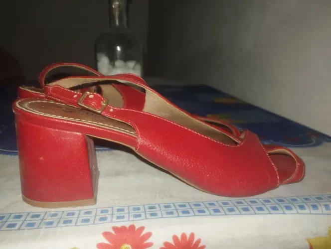 Saltinho vermelho, com algumas marcas de uso, mais em ótimas condições.
