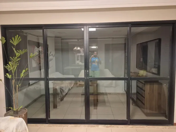 VENDO PORTA DIVISÓRIA SALA/VARANDA EM ALUMÍNIO - PRETA
