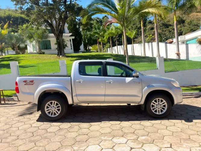 Toyota Hilux CD SRV D4-d 4X4 3.0 TDI Diesel AUT 2012