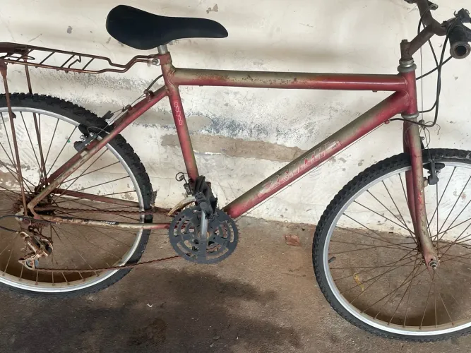 3 Bicicletas para reparo ou retirada de peças