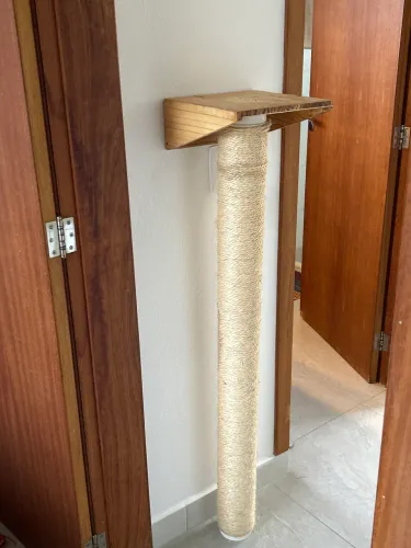 Arranhador sisal 1,30m com prateleira